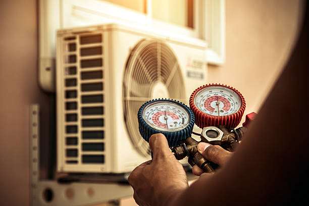 Professional Hvac technician working in Aliquippa, PA